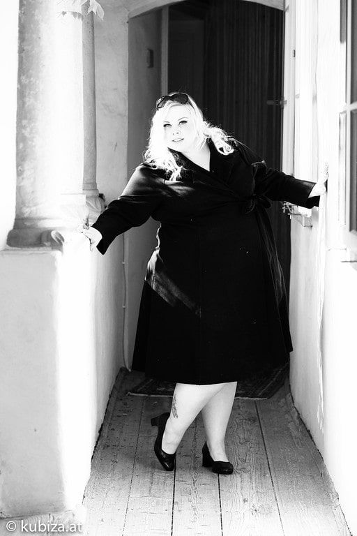 Fotoshooting von Rebecca Jahn mit kubiza in Schwarz-Weiß