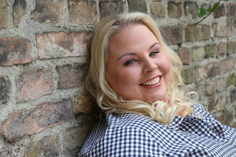 Rebecca Jahn bei So & Anders mit kariertem Hemd