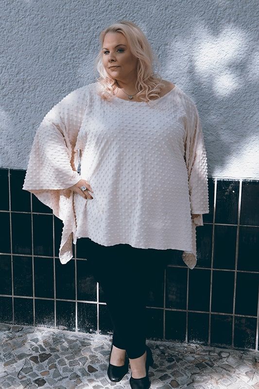 Rebecca Jahn bei So & Anders mit rosa Shirt als Ganzkörper-Bild