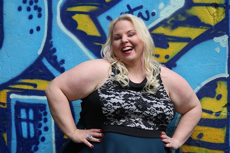 Rebecca Jahn bei So & Anders mit Graffiti im Hintergrund