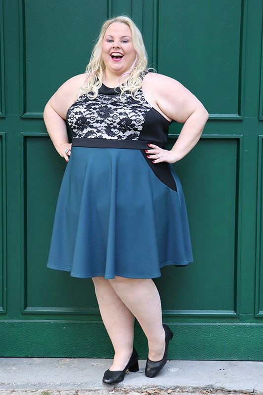 Rebecca Jahn bei So & Anders mit grünem Hintergrund im blauen Kleid
