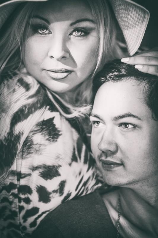 Schwarzweiß-Bild von Rebecca mit Partner