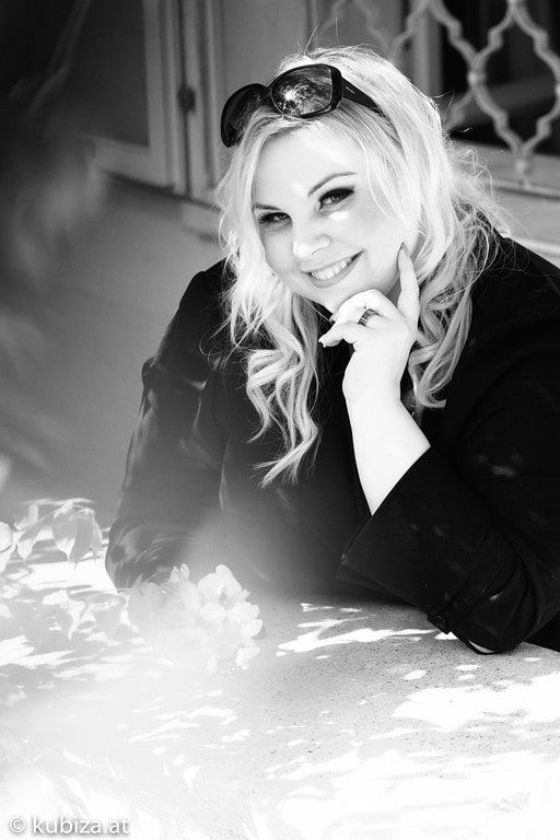 Fotoshooting von Rebecca Jahn mit kubiza in Schwarz-Weiß
