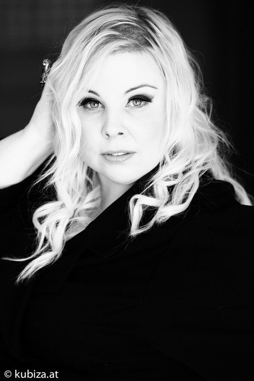 Fotoshooting von Rebecca Jahn mit kubiza in Schwarz-Weiß
