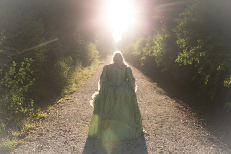Rebecca Jahn beim Sissi Shooting mit Sonne im Vordergrund
