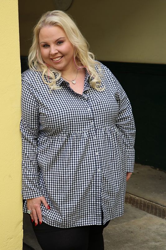 Rebecca Jahn bei So & Anders mit kariertem Hemd und schwarzer Hose