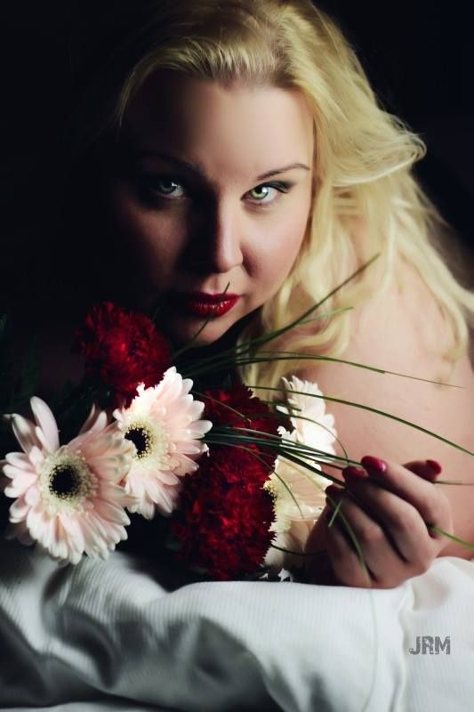 Rebecca mit Blumenstrauß im Bett